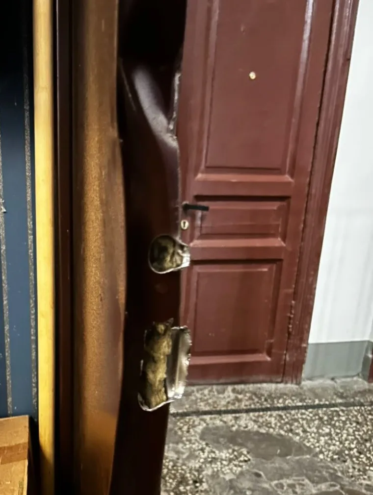 Две повреждённые замковые зоны двери после вскрытия МЧС в Красносельском районе